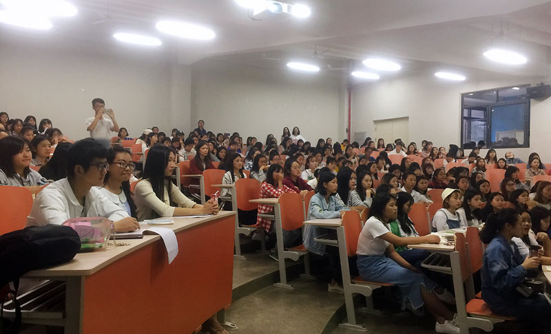 我院辅导员组织召开“珍惜当下 感恩生活”主题班会(图2)