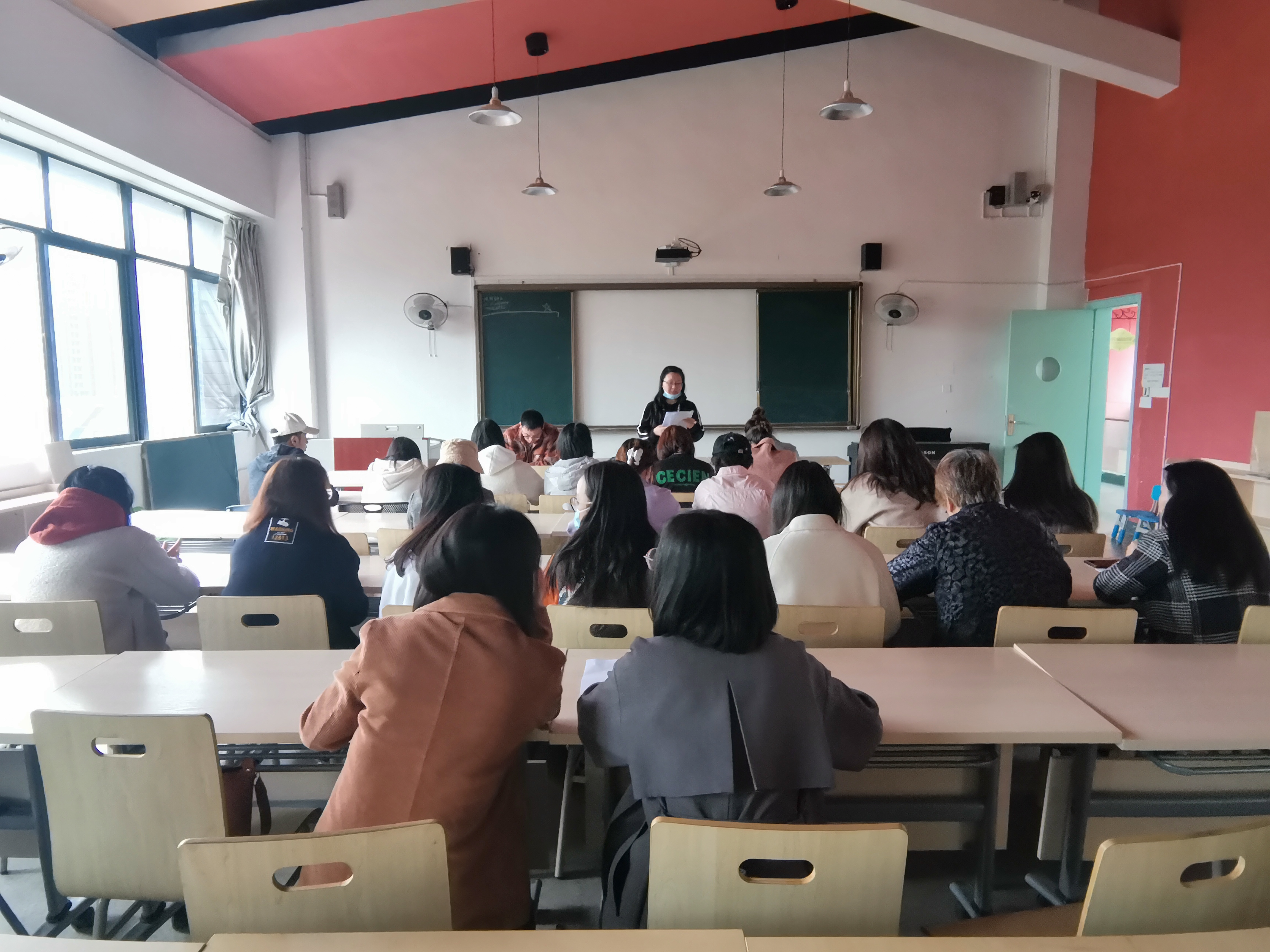 幼儿师范学院组织学院全体教职工召开单招考试专题会(图1)