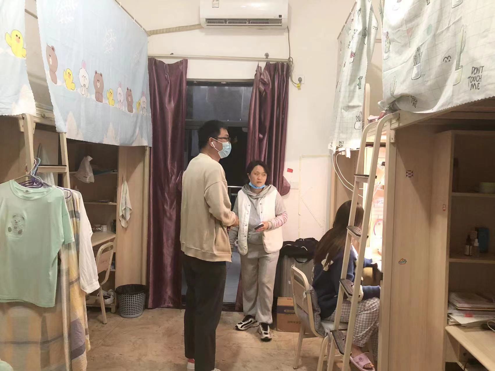 疫情期间，缪流刚书记带领全体辅导员深入各寝室关心学生上网课及生活情况(图3)