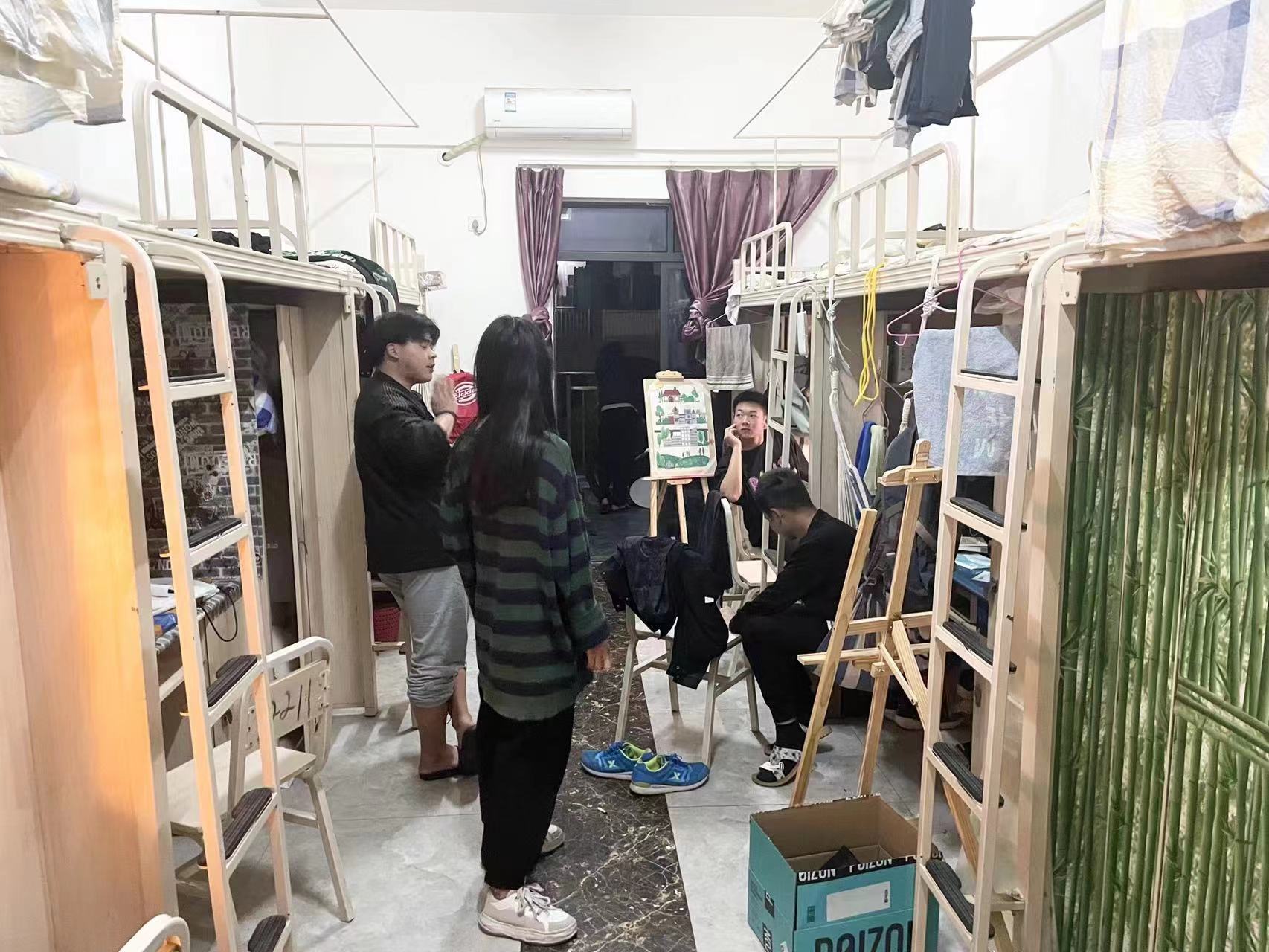 疫情期间，缪流刚书记带领全体辅导员深入各寝室关心学生上网课及生活情况(图2)