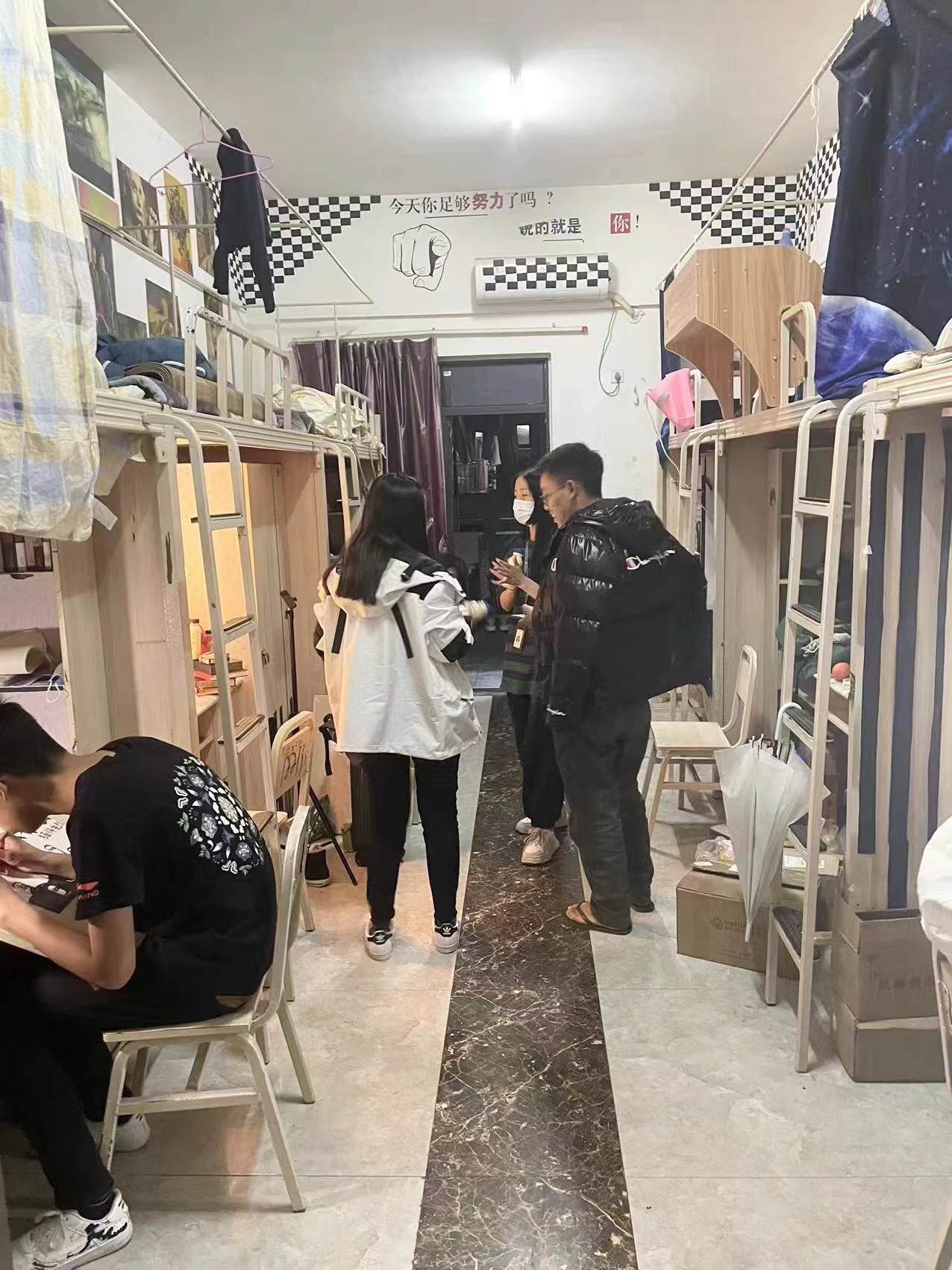 疫情期间，缪流刚书记带领全体辅导员深入各寝室关心学生上网课及生活情况(图1)