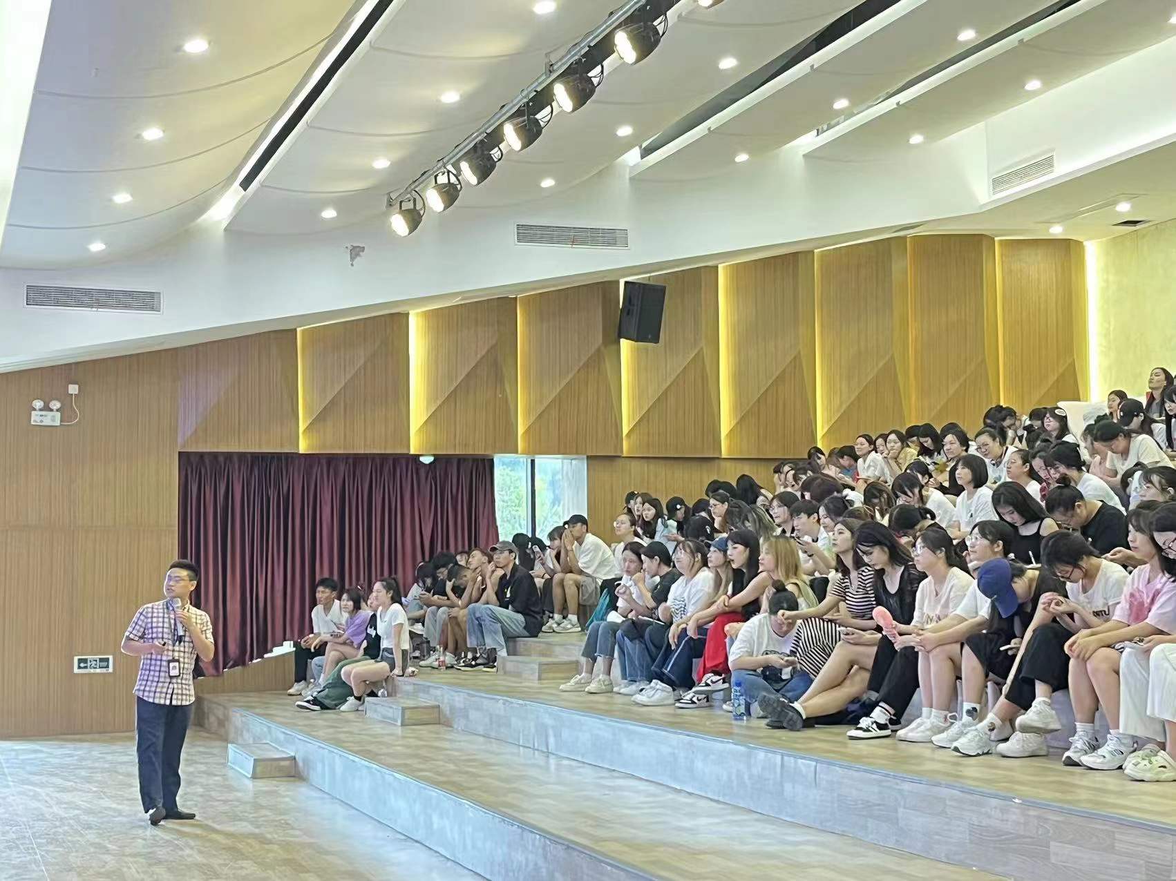 20级学前教育专场实习宣讲会在音乐厅开展(图1)