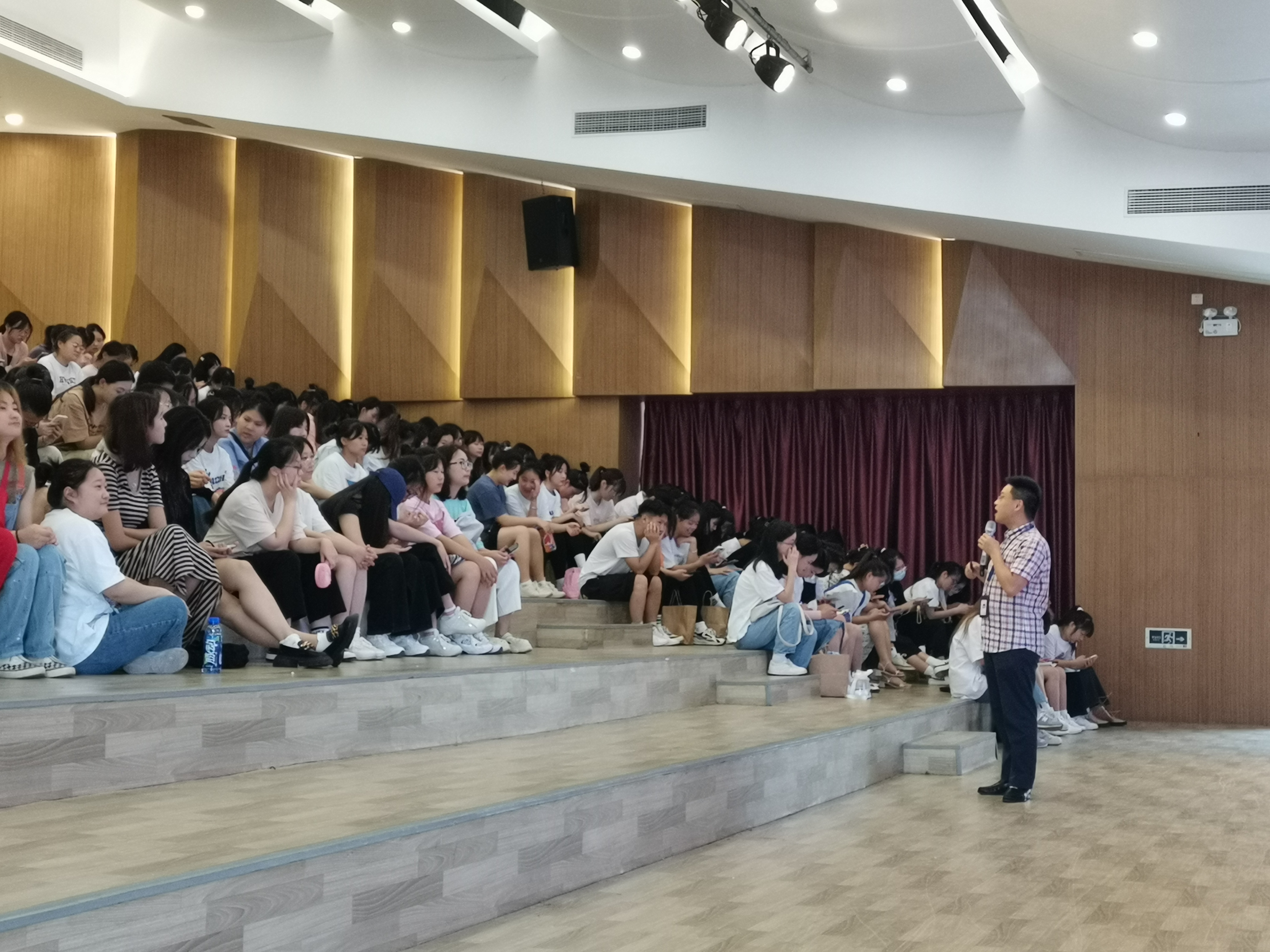 20级学前教育专场实习宣讲会在音乐厅开展(图4)