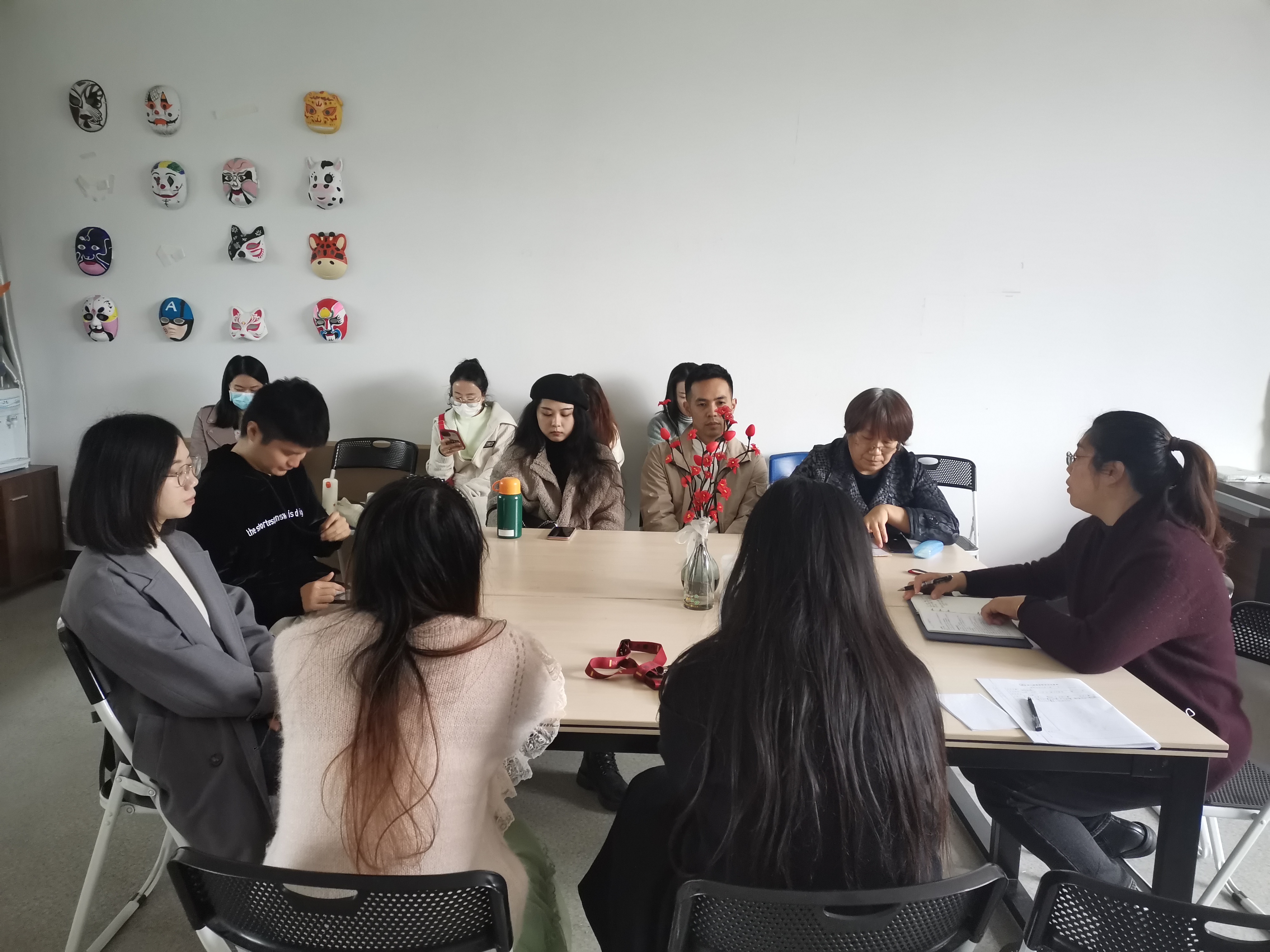 幼儿师范学院组织全体教师召开教学会议，安排部署下一步的工作任务(图1)