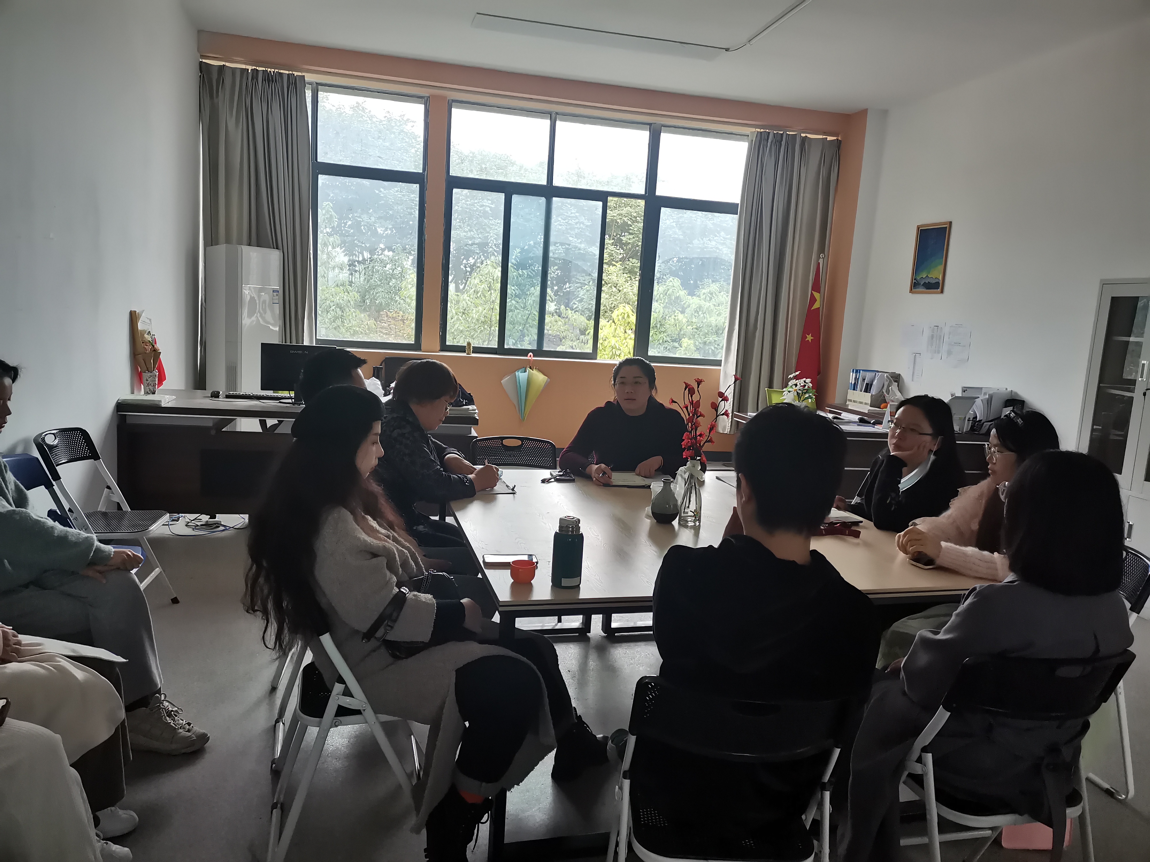幼儿师范学院组织全体教师召开教学会议，安排部署下一步的工作任务(图2)