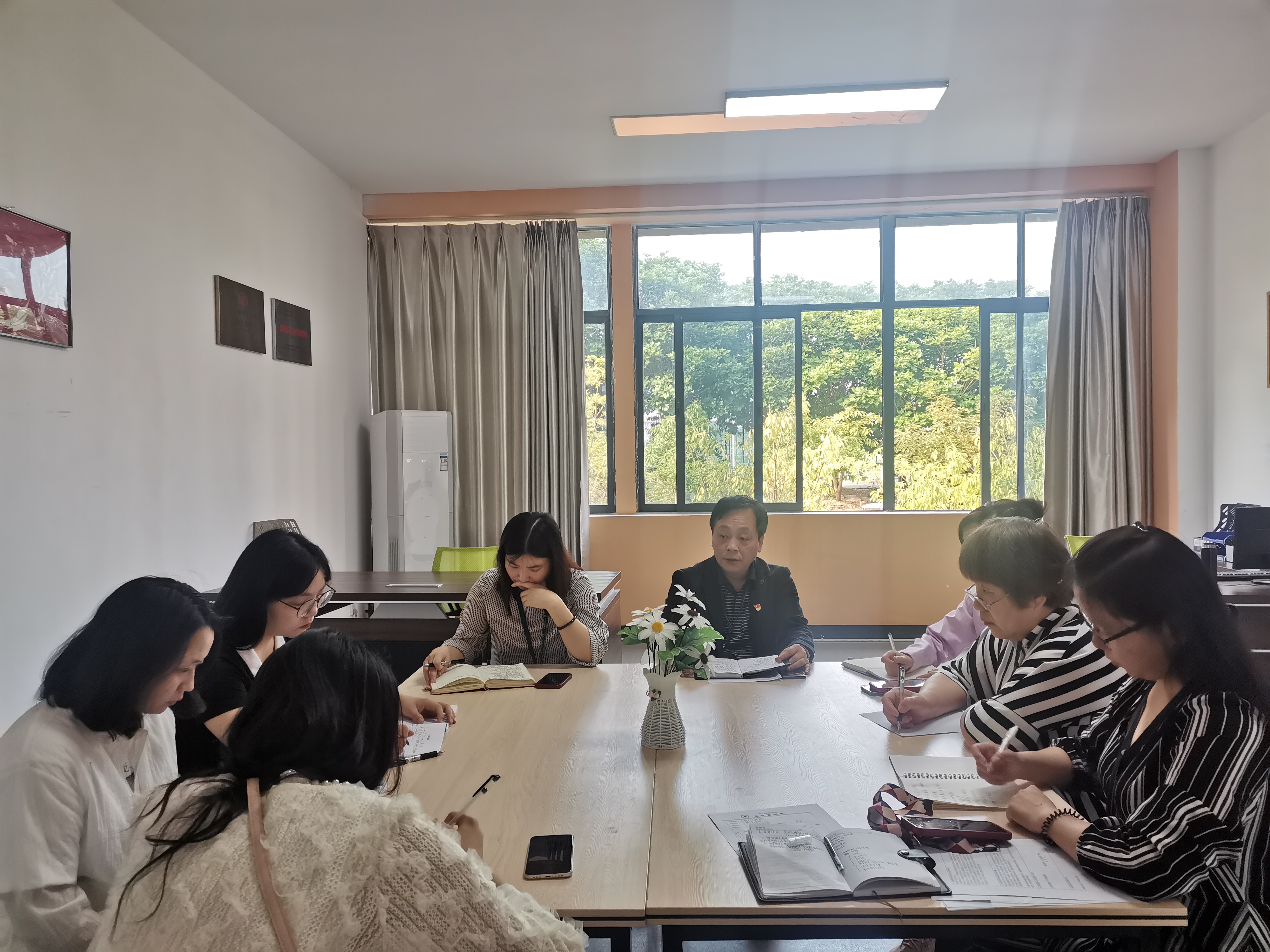 幼儿师范学院组织召开部门工作会议，部署下阶段工作任务(图2)