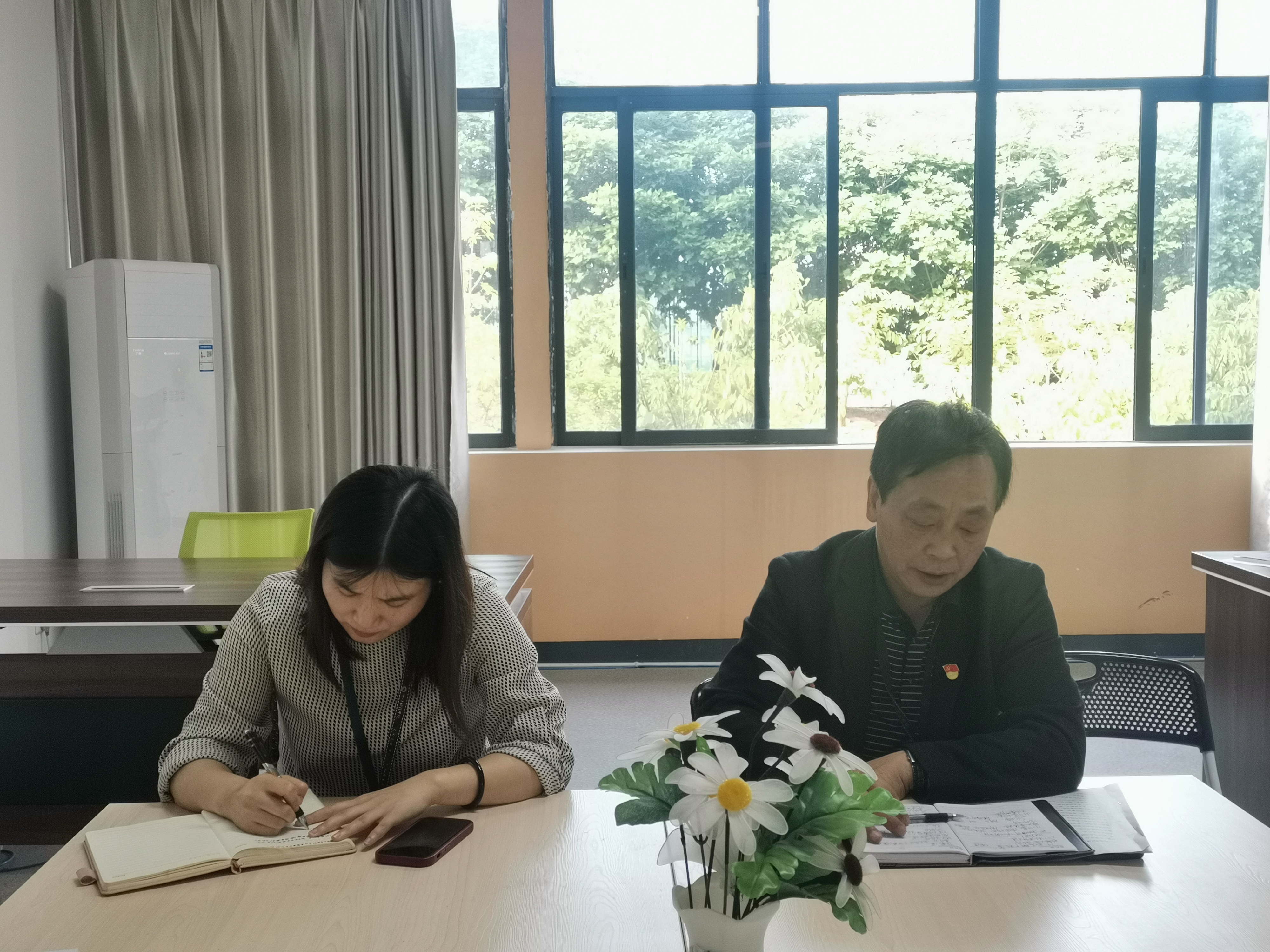 幼儿师范学院组织召开部门工作会议，部署下阶段工作任务(图1)