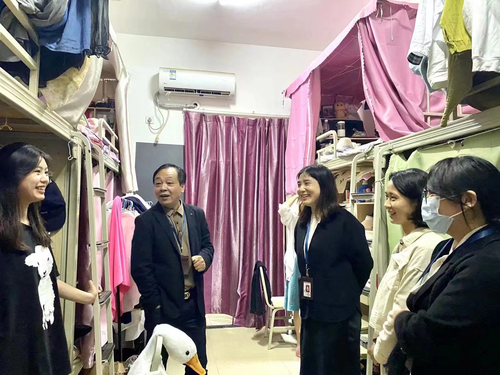 幼儿师范学院王华院长，朱勇书记，陈潇艺助理及辅导员一行对学院学生寝室进行走访慰问(图3)