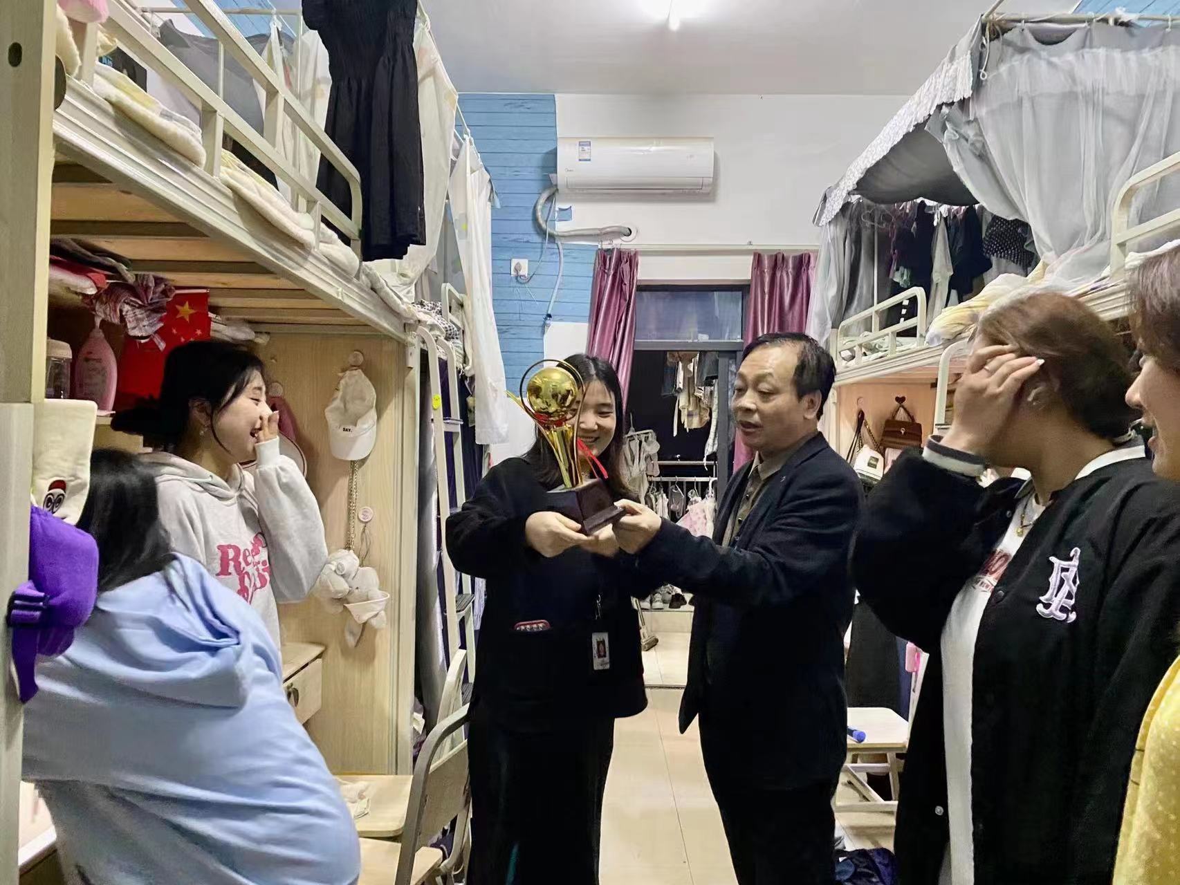 幼儿师范学院王华院长，朱勇书记，陈潇艺助理及辅导员一行对学院学生寝室进行走访慰问(图4)