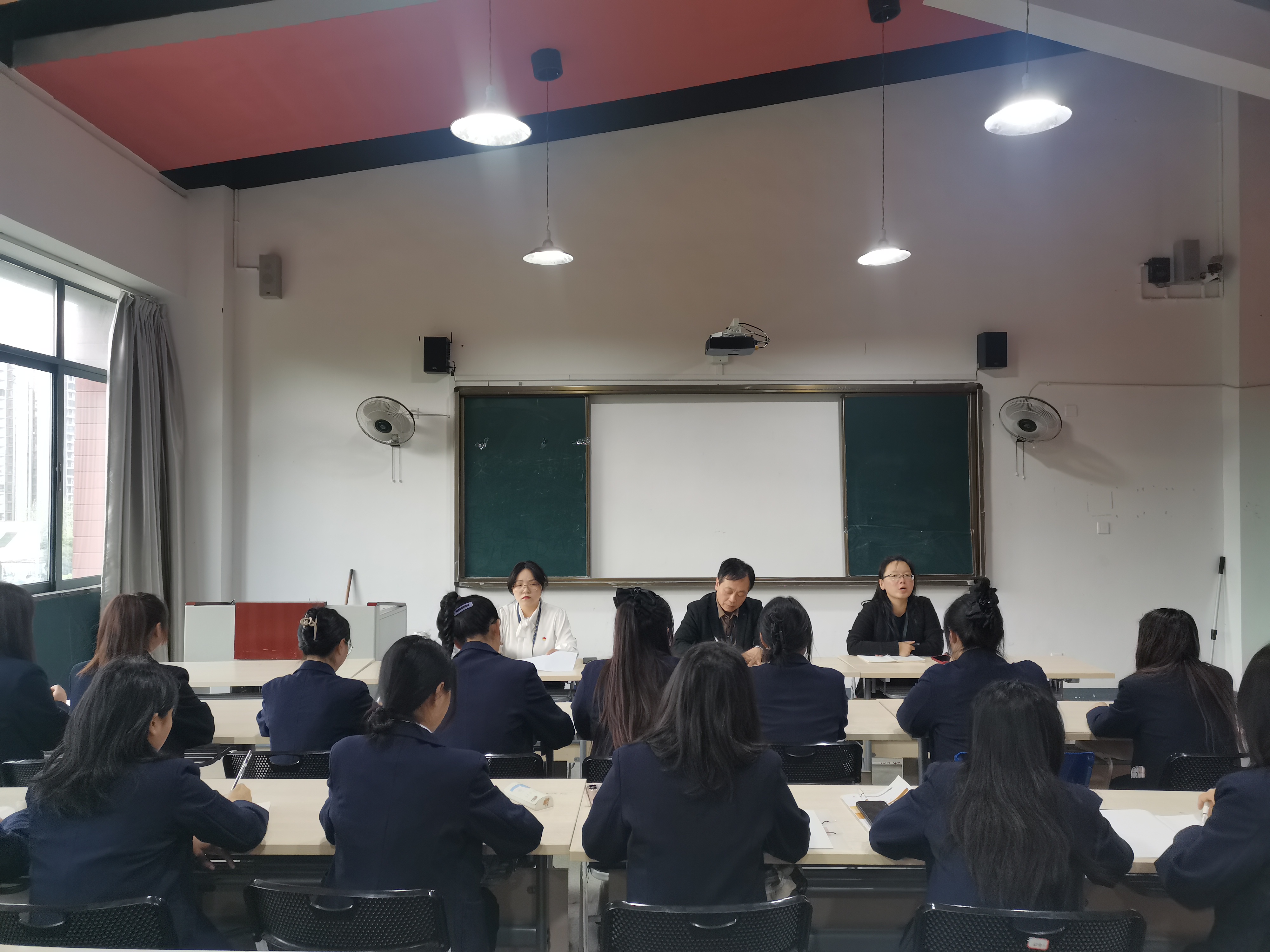 幼儿师范学院主持召开2022—2023学年第二学期学生座谈会(图1)