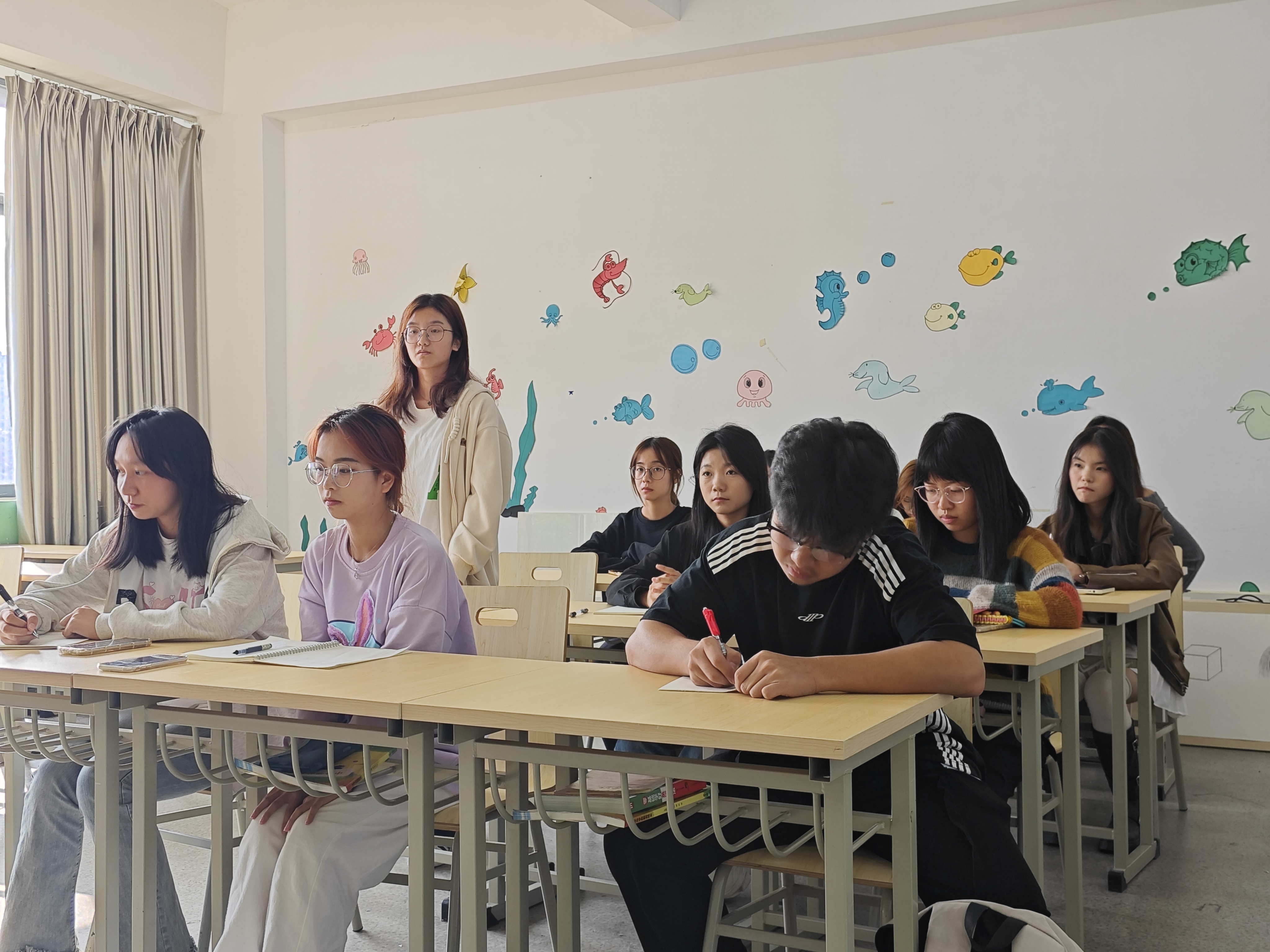 深入贯彻落实学校党委关于开展第二批学习贯彻习近平新时代中国特色社会主义思想主题教育有关部署要求，幼儿师范学院开展学生座谈会，为师生群众办实事(图1)
