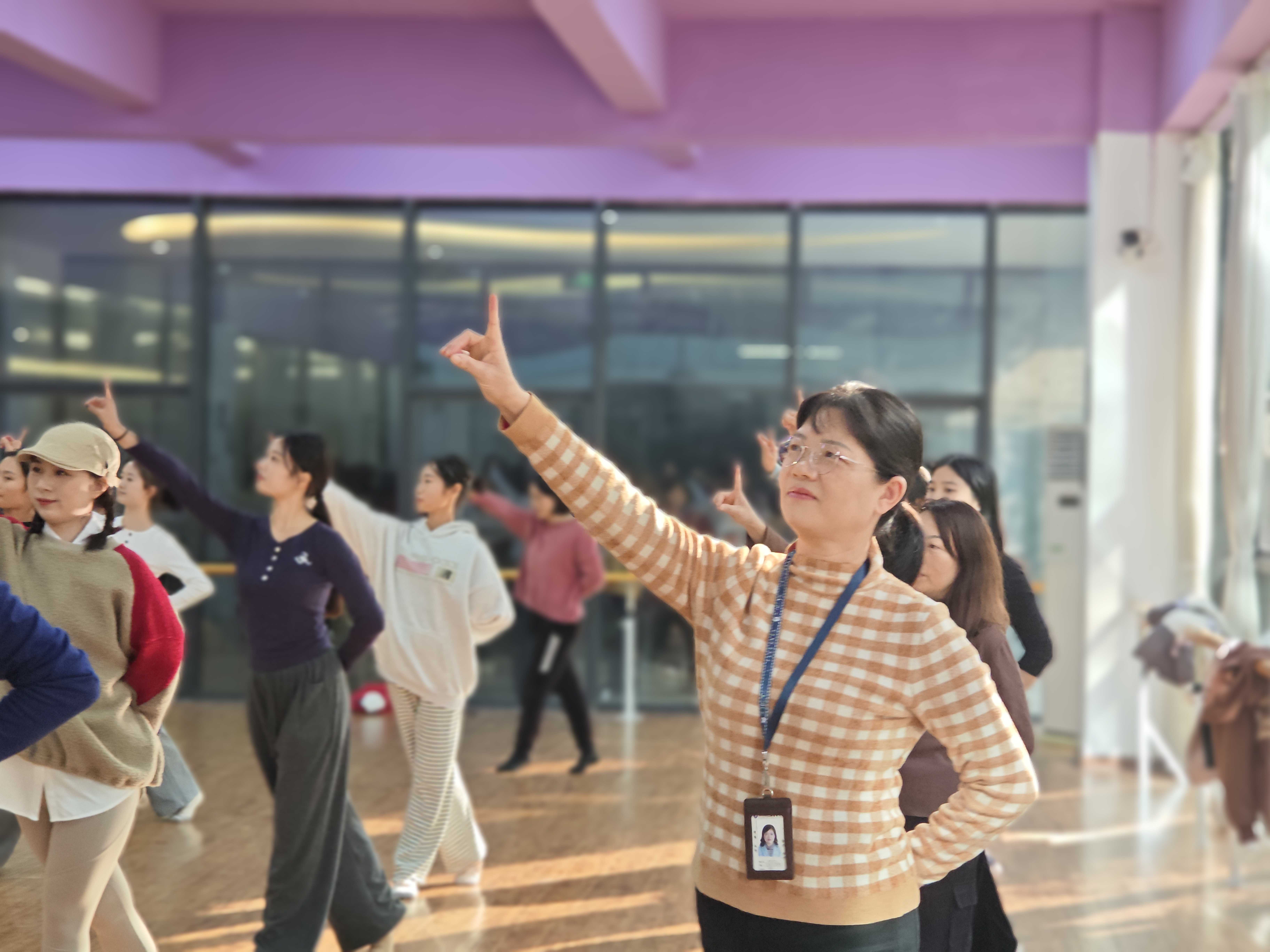 主题教育促提升，立足岗位做贡献 | 幼儿师范学院系列公益课堂之舞蹈特色体验课开课啦(图4)